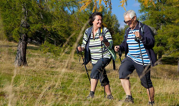 älteres Paar beim Walken in Bayern - © Shutterstock älteres Paar beim Walken in Bayern - © Shutterstock